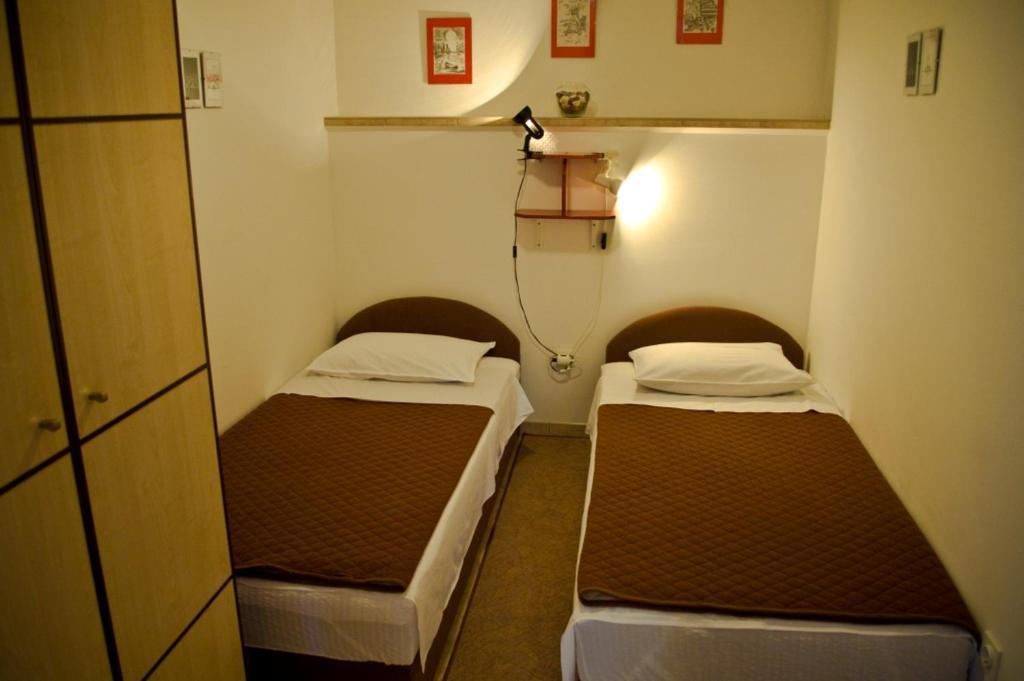 Guest House Kuzmanic Hvar Island Rum bild